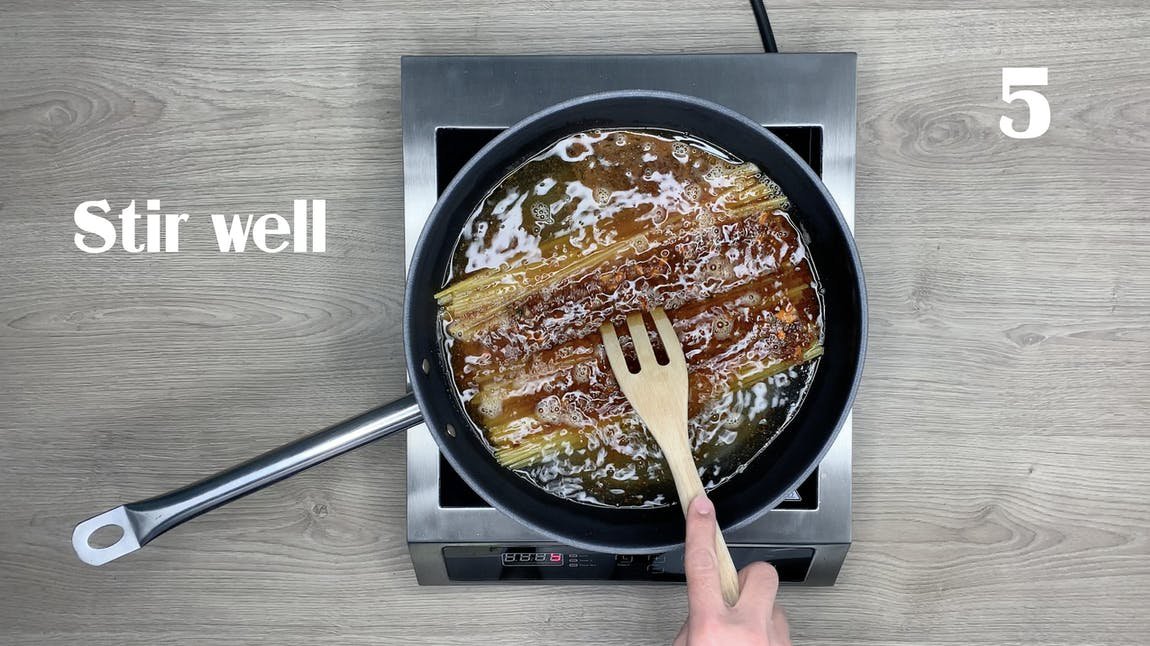 Linguine mit Basilikum-Pesto „Genovese“ kochfertige italienische Pasta - One Pot