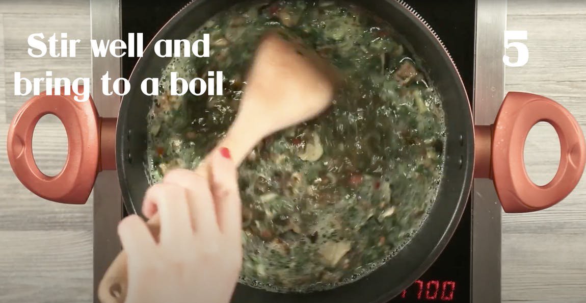 Klassische Minestrone, kochfertige klassische italienische Gemüsesuppe - One Pot