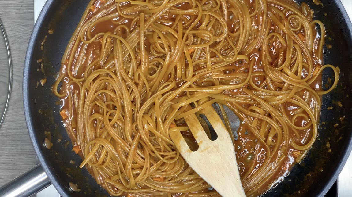 Linguine mit Basilikum-Pesto „Genovese“ kochfertige italienische Pasta - One Pot