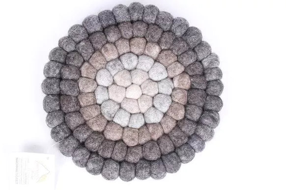 Topfuntersetzer 18 cm rund Filzkugel grauer Regenbogen