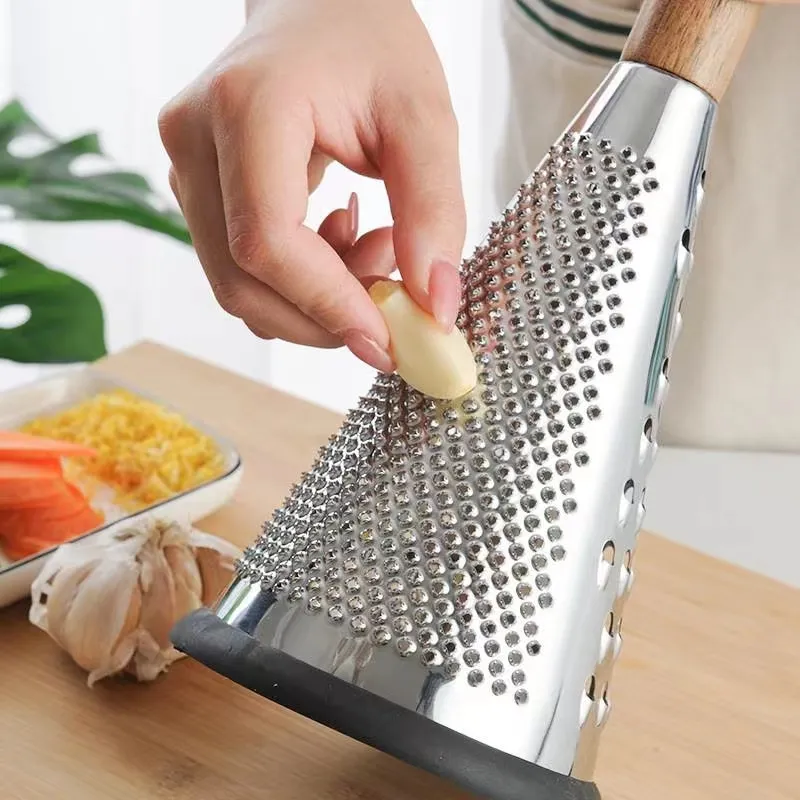 Kegelreibe für Käse und Gemüse mit Holzgriff