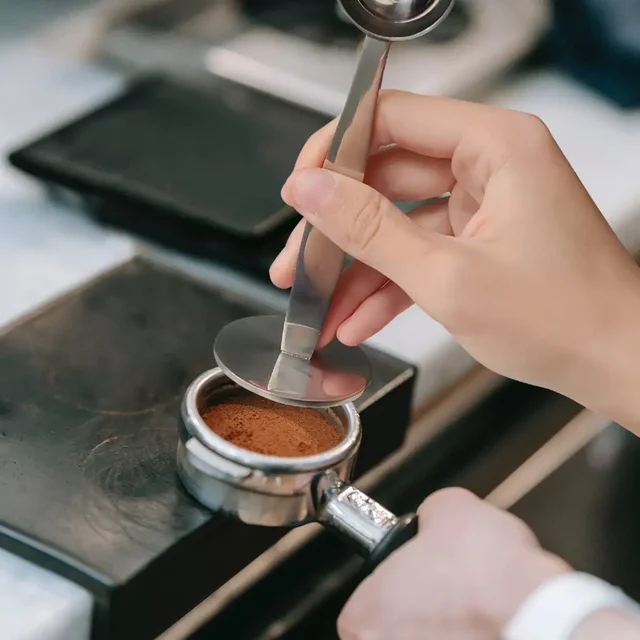 Kaffeetamper mit Messlöffel – 2 Farben verfügbar