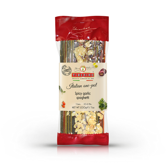 Scharfe Spaghetti mit Knoblauch, kochenfertige italienische Pasta One Pot