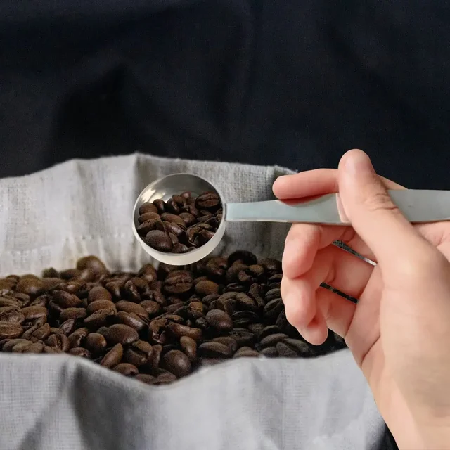 Kaffeetamper mit Messlöffel – 2 Farben verfügbar