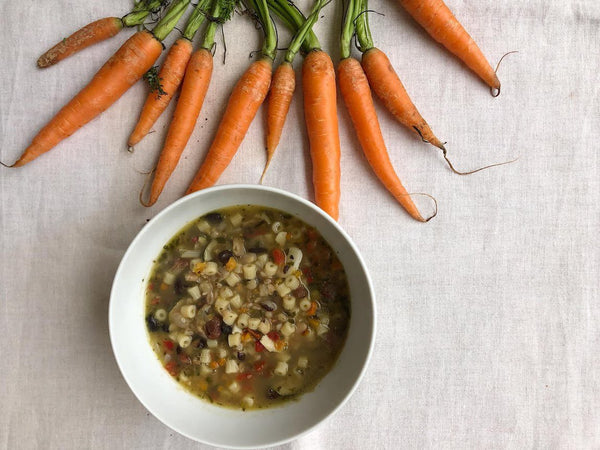 Klassische Minestrone, kochfertige klassische italienische Gemüsesuppe - One Pot